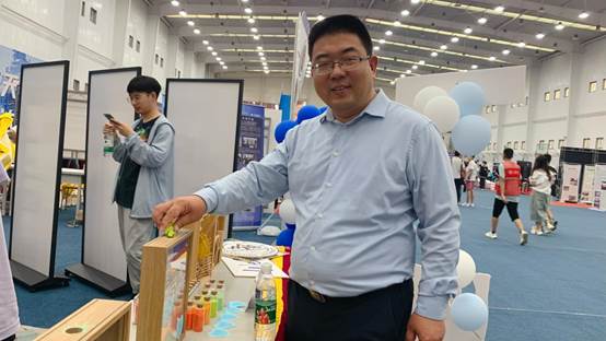 土建公司孙怀凤老师倒下许愿瓶（友爱）